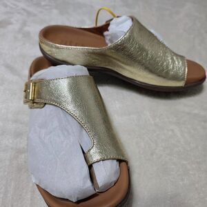 Strive Java II Light Gold Womens 5 Sandals Leather Memory Foam Adjustable Buckle